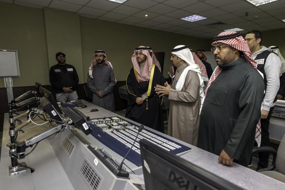 الأمير فيصل بن فهد بن مقرن يزور مقر مركز تلفزيون حائل
