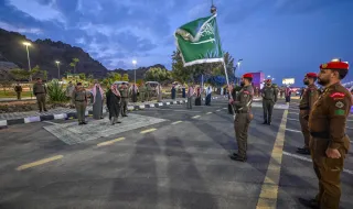 نائب أمير حائل يشهد أداء رجال الأمن في المنطقة تحية العلم ويدشن المسيرة الأمنية