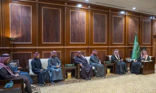 استقبل صاحب السمو الملكي الأمير فيصل بن فهد بن مقرن بن عبدالعزيز نائب أمير منطقة حائل بمكتبه بالإمارة اليوم، عددًا من أبناء مركز الدكتور ناصر الرشيد لرعاية الأيتام بالمنطقة؛ وذلك بمناسبة يوم اليتيم العربي، بحضور مدير عام فرع وزارة الموارد البشرية والتنمية الاجتماعية بالمنطقة فريح العياد، ومدير المركز عارف الخالد والباحث الاجتماعي نايف الحربي. ونوه سموه بما توليه القيادة الرشيدة - حفظها الله - من اهتمام ودعم للفئات الاجتماعية كافة ومنها الأيتام، مشيدًا بالخدمات التي يقدمها مركز الدكتور ناصر الرشيد لرعاية الأ