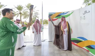 أمير منطقة حائل يستقبل مسيرة شعلة دورة الألعاب السعودية 2023