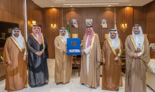 الأمير عبدالعزيز بن سعد يتسلم التقرير السنوي لجامعة حائل