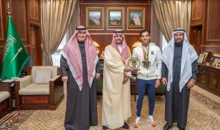 نائب أمير حائل يستقبل الفائز بالمركز الأول للمتسابقين السعوديين في سباق "نيوم تيتان الصحراوي للدراجات"