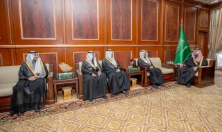 الأمير فيصل بن فهد بن مقرن يتسلّم التقرير السنوي لجامعة حائل للعام 2022 - 2023م