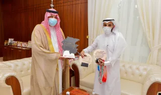 سمو أمير حائل يستقبل بطل الراليات السيف