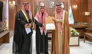 أمير حائل يكرم الطالب الحاصل على المركز الأول في الفئة الذهبية "مسار الخط الكوفي" على مستوى المملكة