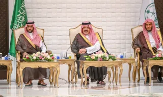 أمير منطقة حائل يعقد جلسته الاثنينية