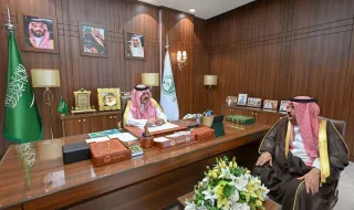 أمير حائل يستقبل مدير فرع هيئة الهلال الأحمر السعودي بالمنطقة