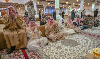 أمير منطقة حائل يؤدي مع جموع المصلين صلاة الاستسقاء