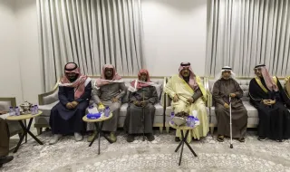 أمير حائل ونائبه يقدّمان واجب العزاء لأسرة الثويني في وفاة والدهم