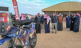 نائب أمير حائل يزور مخيم المتسابقين في رالي داكار السعودية ٢٠٢٥ بالمنطقة