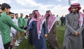 نائب أمير منطقة حائل يزور مقر نادي الطائي