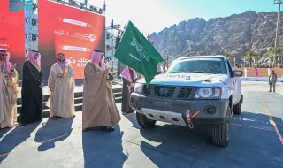 أمير منطقة حائل يُطلق شارة بدء انطلاق رالي حائل تويوتا الدولي 2025