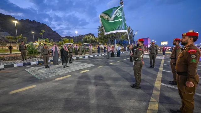 نائب أمير حائل يشهد أداء رجال الأمن في المنطقة تحية العلم ويدشن المسيرة الأمنية