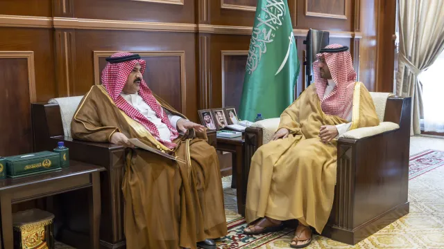 نائب أمير حائل يستقبل مدير فرع هيئة الهلال الأحمر السعودي بالمنطقة