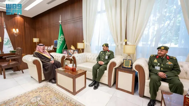 أمير منطقة حائل يقلّد مدير جوازات المنطقة ومساعده رتبتيهما الجديدتين