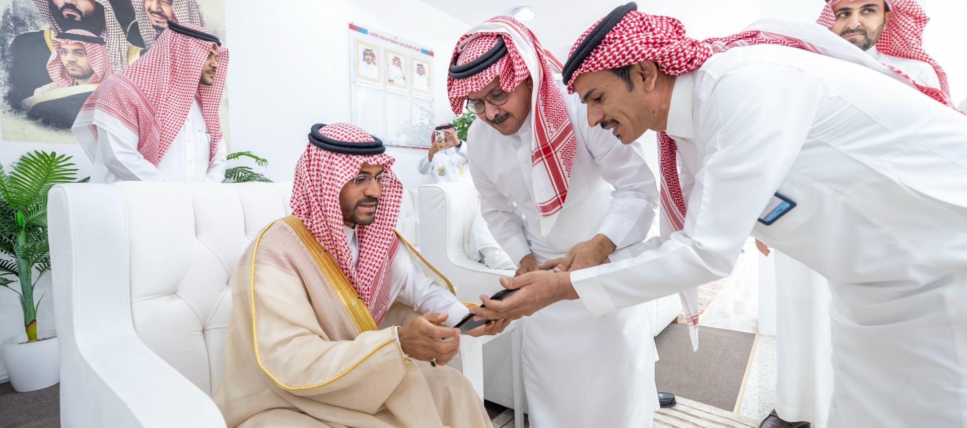 سمو نائب أمير حائل يزور مقر جمعية مرضى الكلى بالمنطقة.